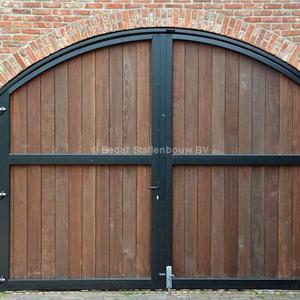 hardhouten poort en gecoat frame